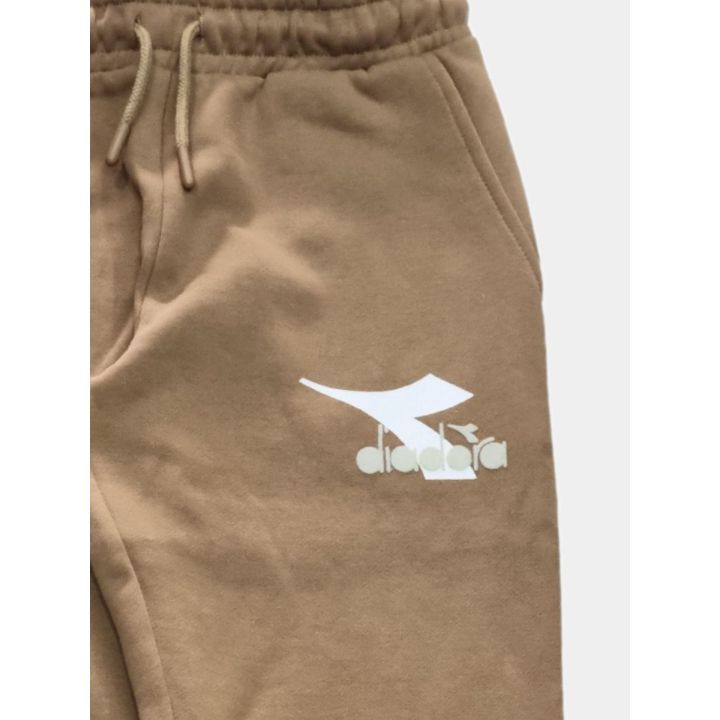 Dettaglio della coulisse in vita e del logo Diadora bianco sulla gamba