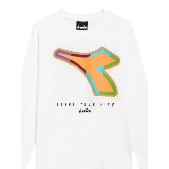 Dettaglio della freccia Diadora colorata e della scritta Light Your Fire