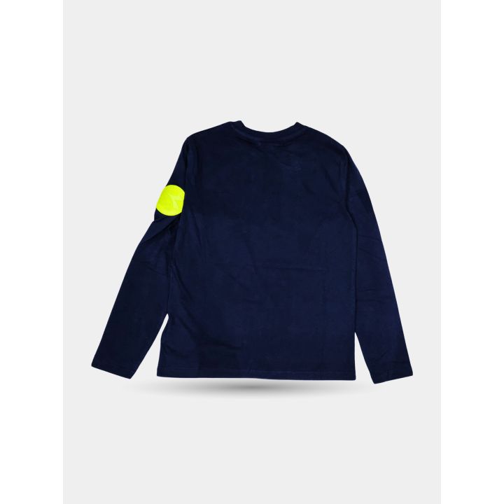 Retro della t-shirt blu con toppa giallo fluo sulla manica