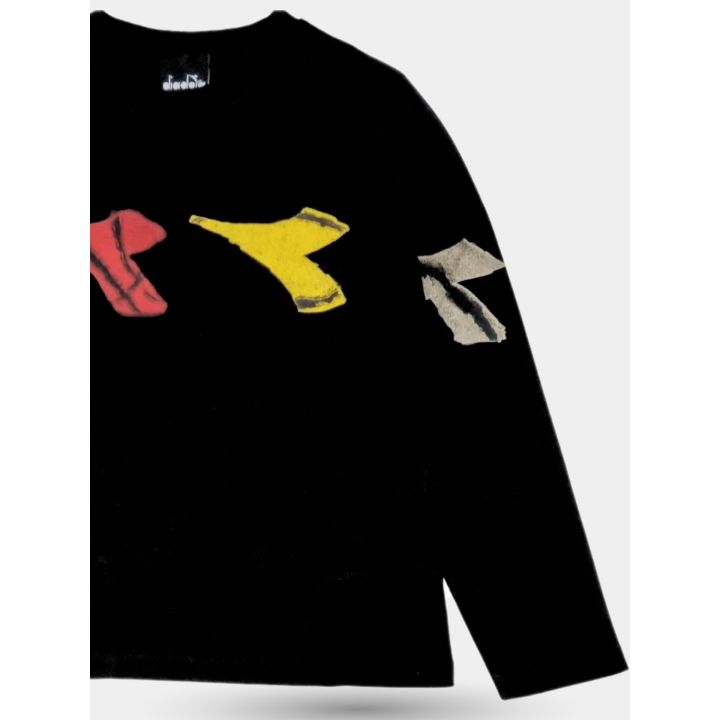 Dettaglio delle frecce Diadora rossa, gialla e beige su petto e manica