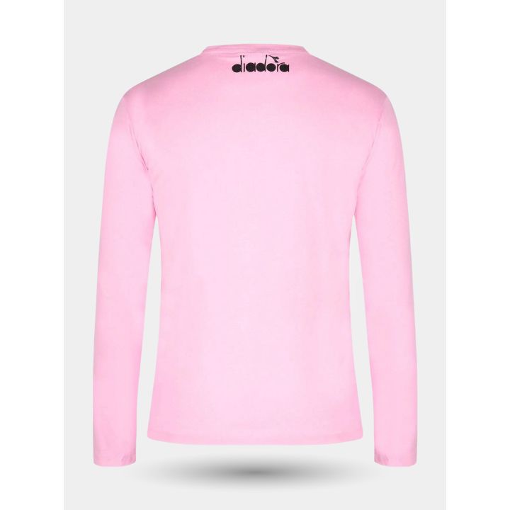 Retro della t-shirt rosa a manica lunga con nome Diadora sotto il collo