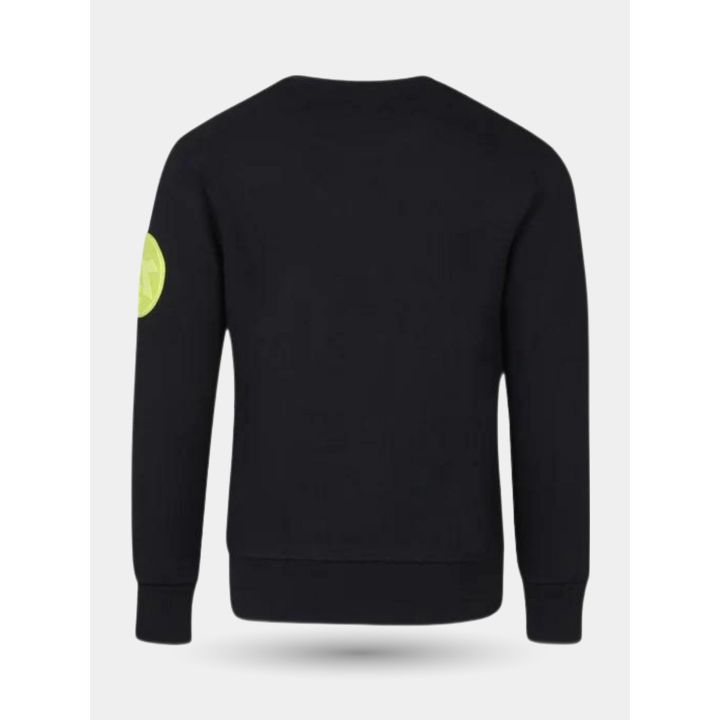 Retro della felpa nera con toppa rotonda giallo fluo sulla manica