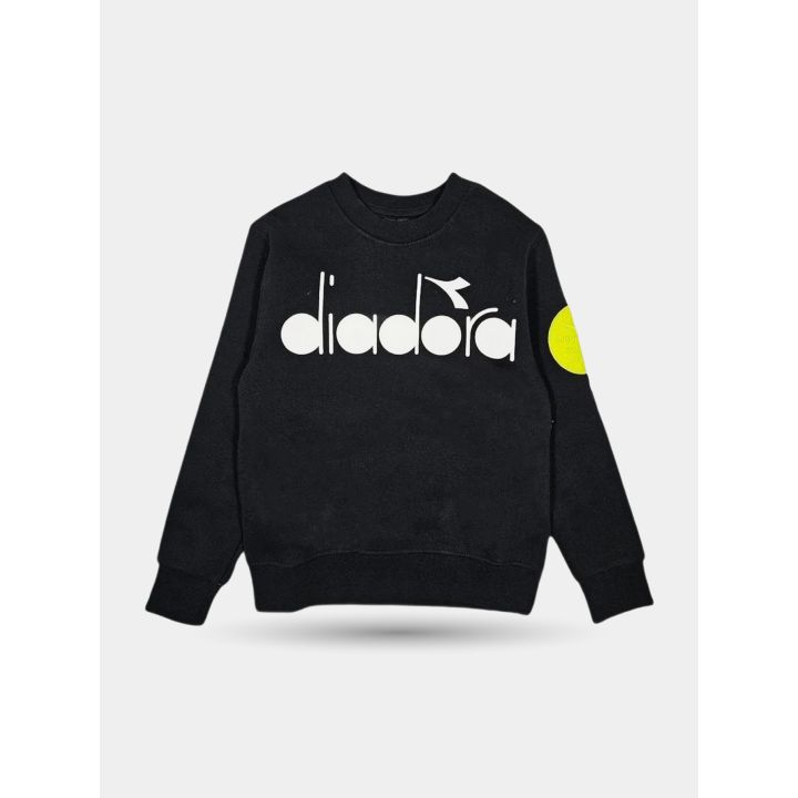 Davanti della felpa Diadora nera con grande logo bianco sul petto