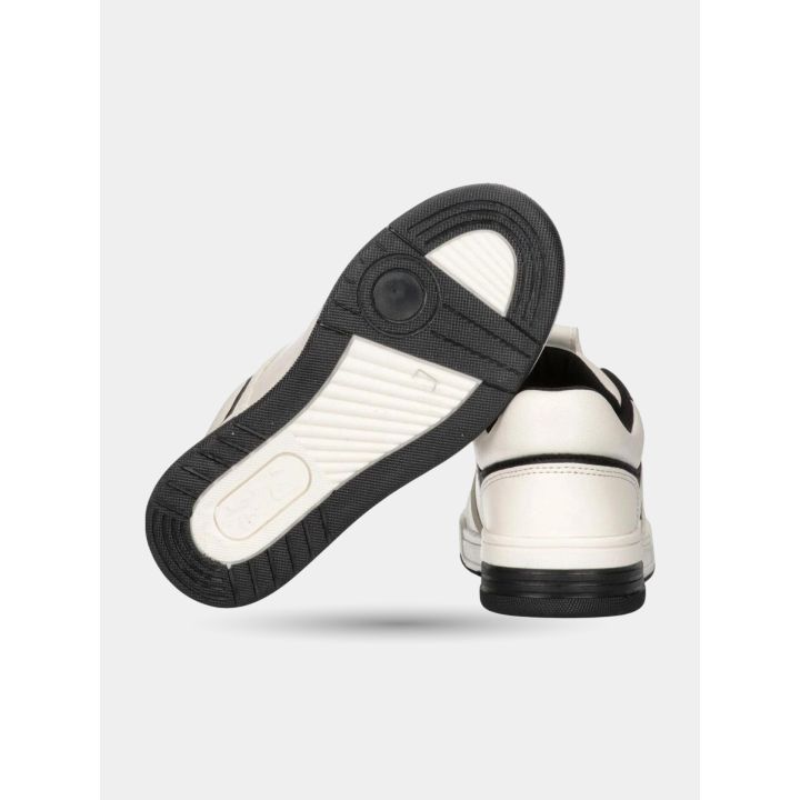 Suola nera e tallone delle sneakers Bikkembergs bianche