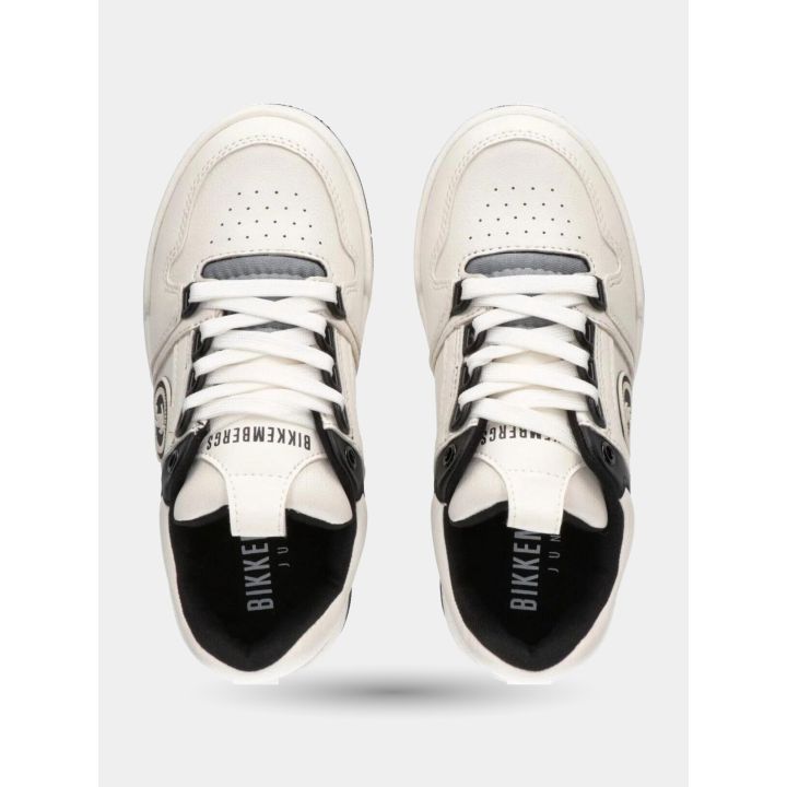 Sneakers Bikkembergs bianche viste dall'alto con punta traforata