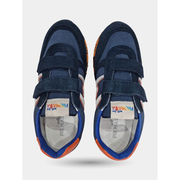 Sneakers Premiata blu viste dall'alto con i due strappi e l'etichetta colorata