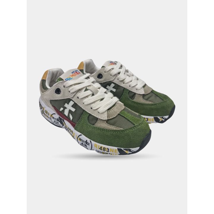 Sneakers Premiata verdi e beige viste di tre quarti