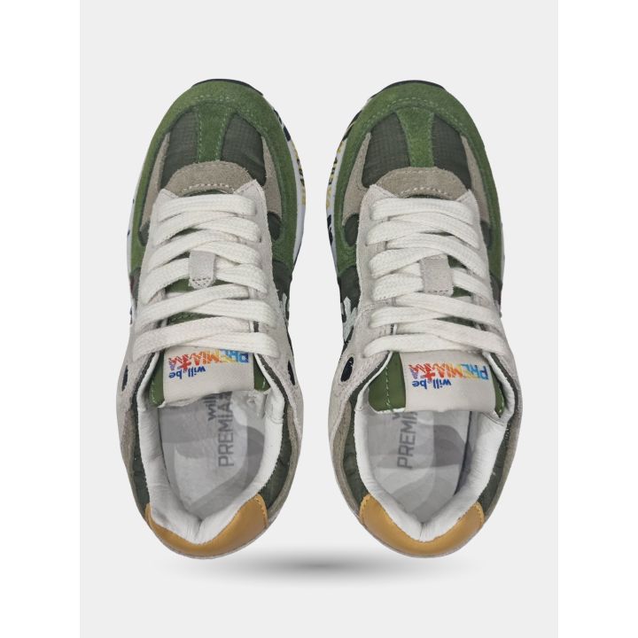 Sneakers Premiata verdi e beige viste dall'alto con i lacci bianchi