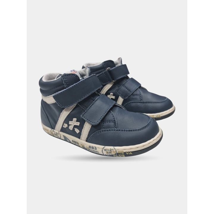 Sneakers alte Premiata blu viste di tre quarti con le bande color panna