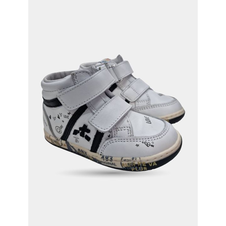 Sneakers alte Premiata bianche viste di tre quarti con doppio strappo