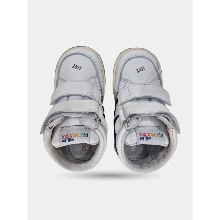 Sneakers alte Premiata bianche viste dall'alto con i due strappi