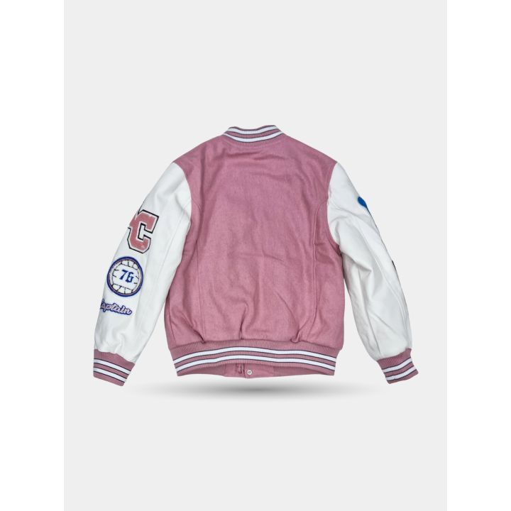 Retro della giacca college rosa con maniche bianche e bordi rigati