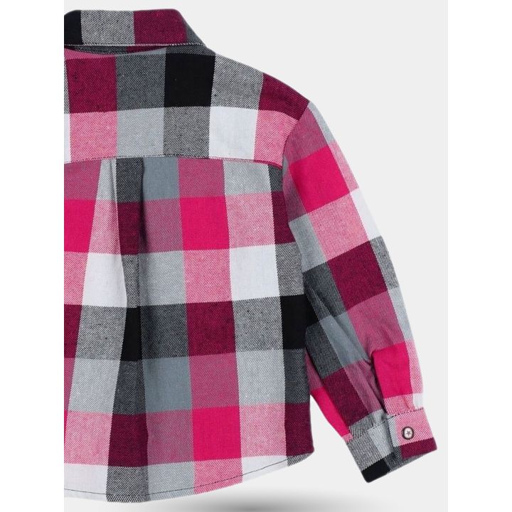 Dettaglio della manica con polsino della camicia a quadri fucsia