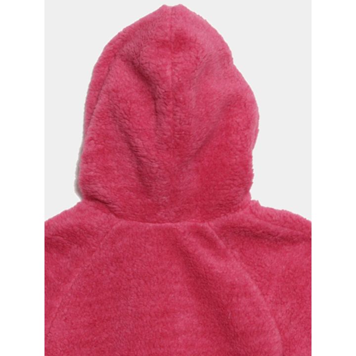 Dettaglio del cappuccio in teddy rosa visto dal retro