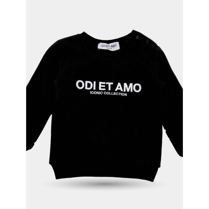 Felpa nera Odi et Amo con scritta Iconic Collection e bottoncini sulla spalla