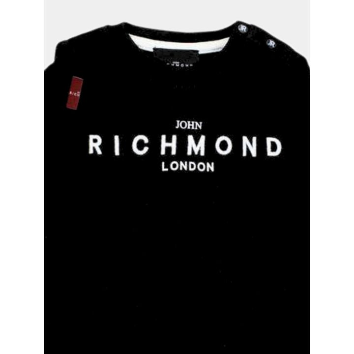 Dettaglio della scritta John Richmond London ricamata e dei bottoni sulla spalla
