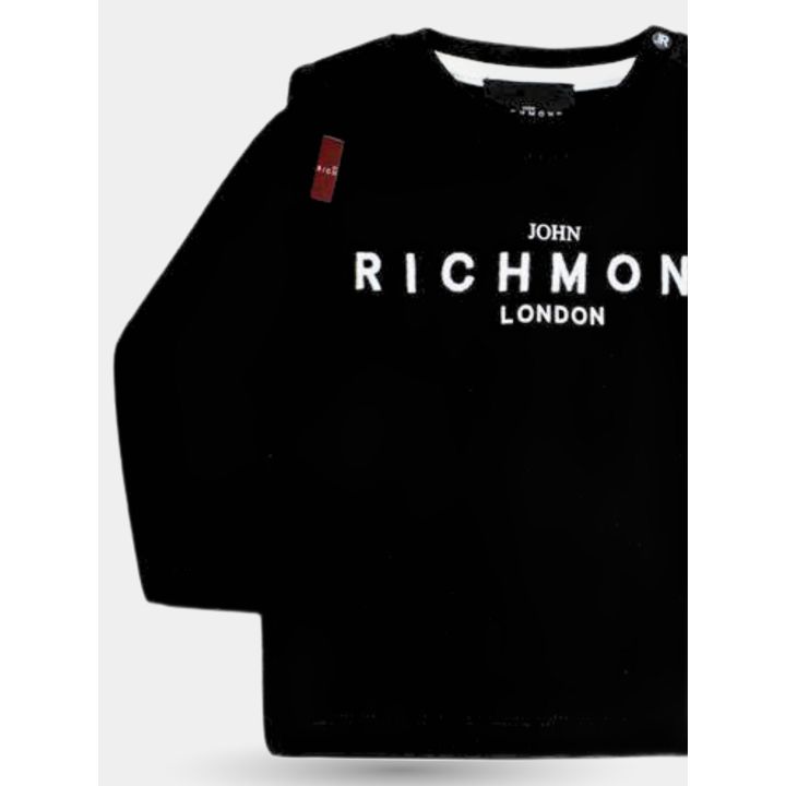 Dettaglio del logo ricamato e dell'etichetta rossa sul davanti della t-shirt nera