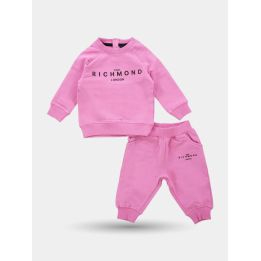 Tuta John Richmond rosa con scritta nera, maglia e pantalone, vista frontale