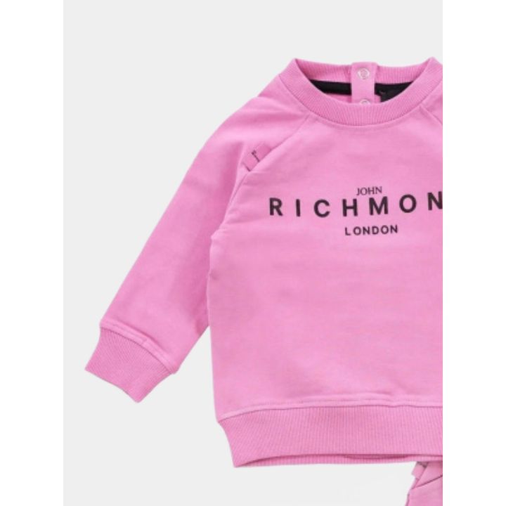Dettaglio della scritta John Richmond London nera sulla maglia rosa