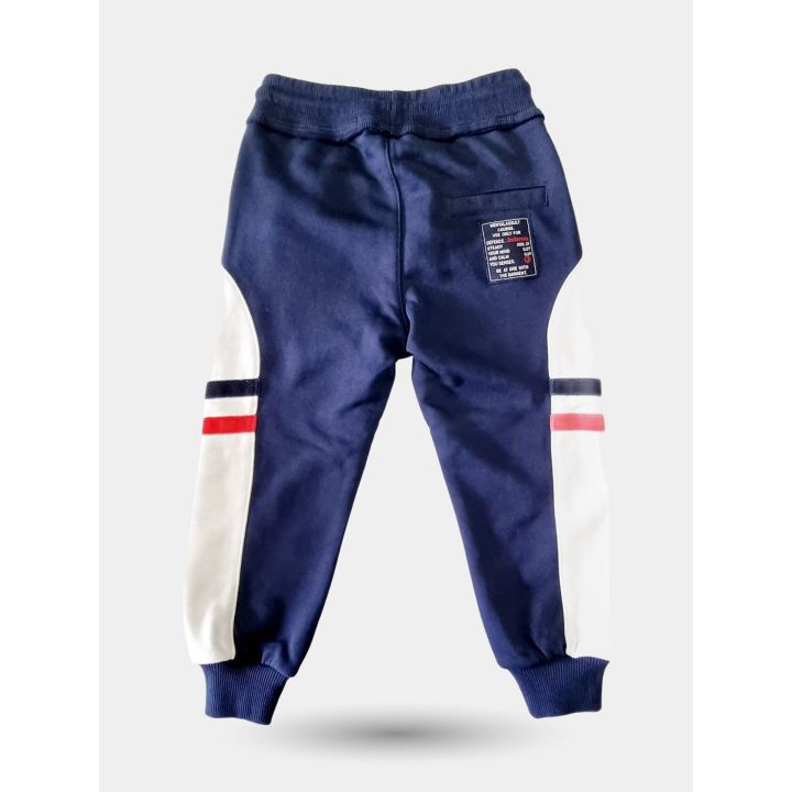 Retro dei pantaloni tuta blu con bande bianche e righe rosse e blu