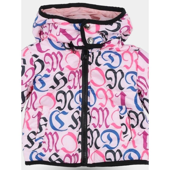 Dettaglio della zip, del cappuccio e delle tasche del piumino rosa
