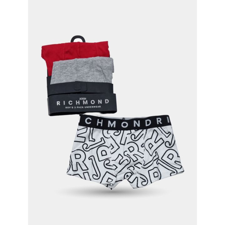 Boxer bianco a lettere accanto alla confezione con i boxer rosso e grigio