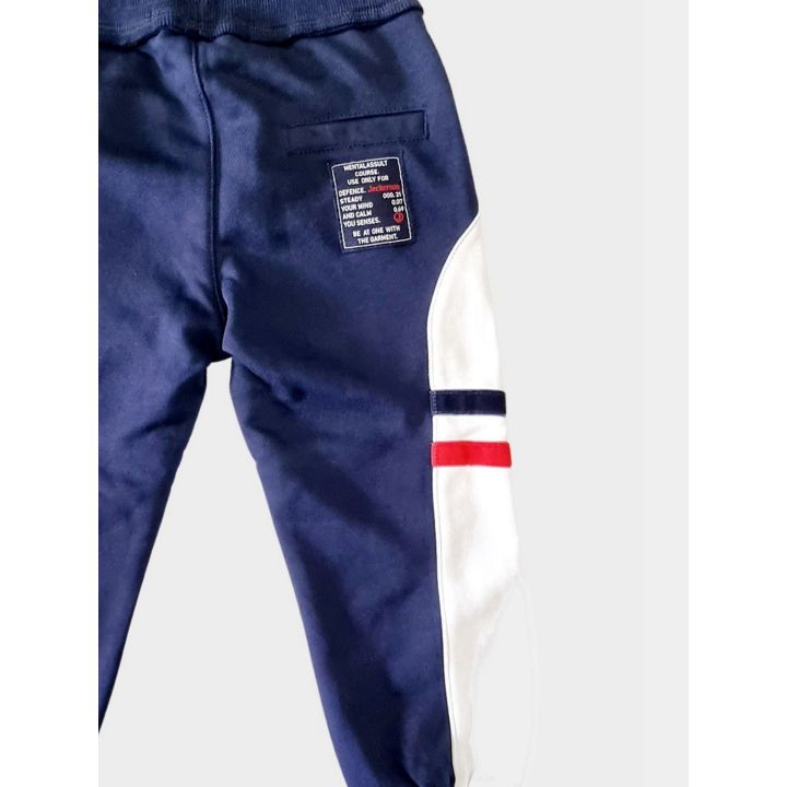 Tasca posteriore con etichetta stampata dei pantaloni tuta Jeckerson