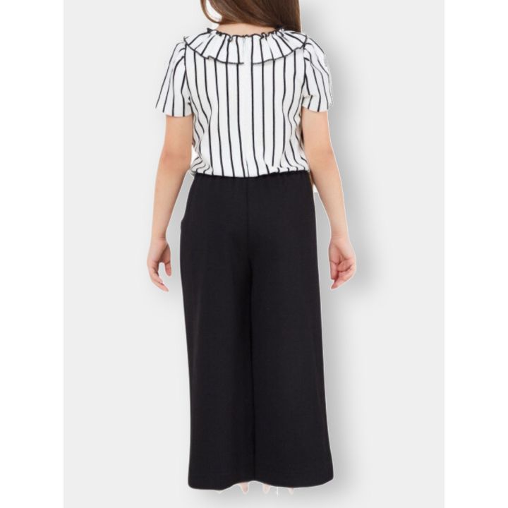 Retro dell'abito tuta a righe con colletto a volant e pantalone nero