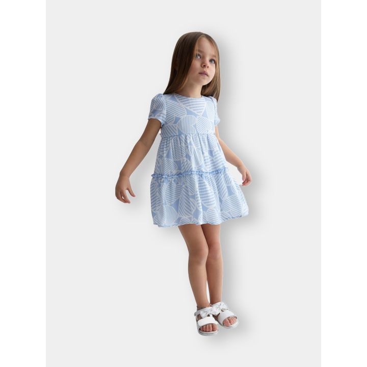 Bambina in movimento con l'abito Liu Jo a cuori e gonna a balze