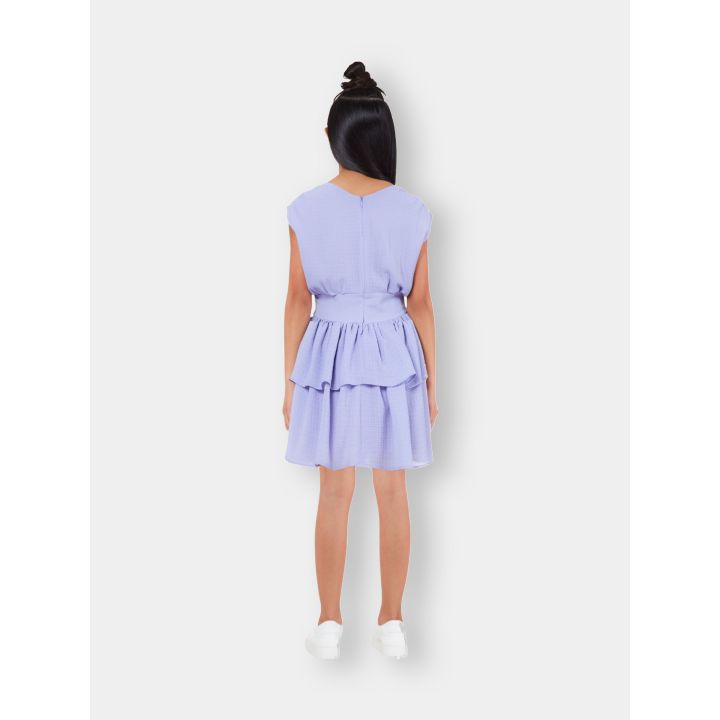 Ragazza di spalle con l'abito viola lavanda con zip sul retro