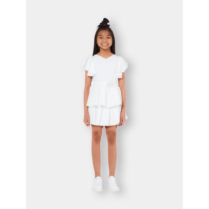 Ragazza con l'abito Liu Jo bianco a balze e sneakers bianche