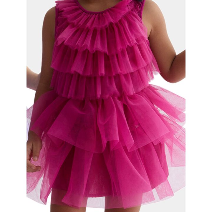 Abito in tulle fucsia indossato, dettaglio delle balze arricciate
