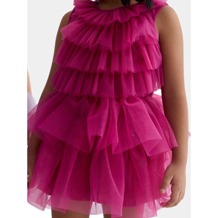 Dettaglio della gonna a strati in tulle fucsia indossata