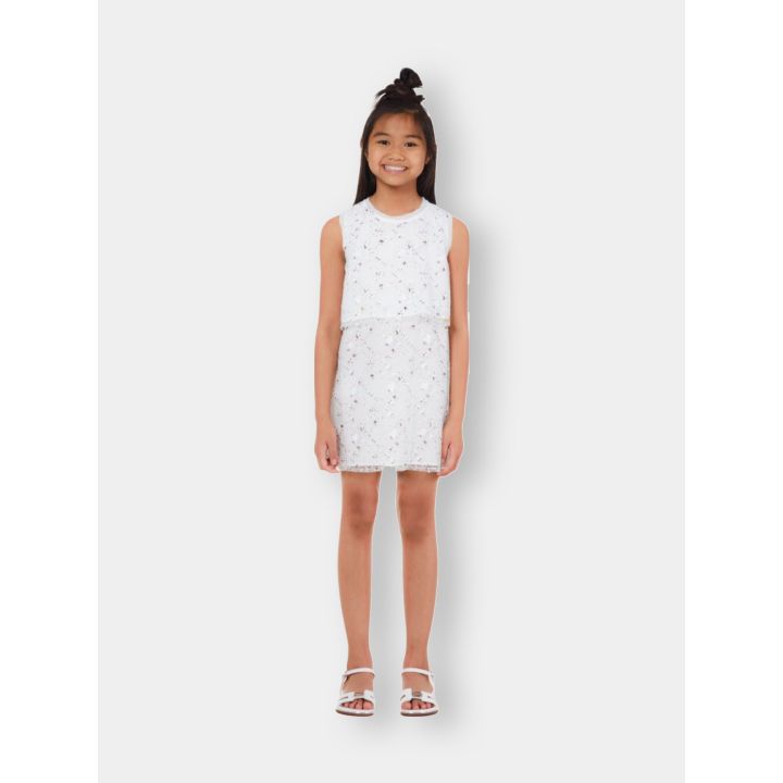 Ragazza con l'abito Liu Jo bianco con paillettes e sandali