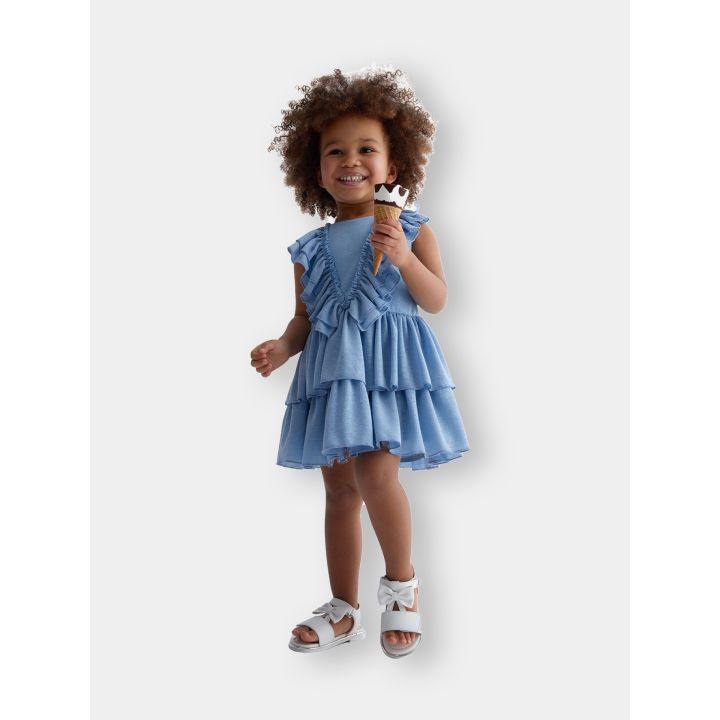 Bambina con l'abito Liu Jo celeste e un cono gelato in mano