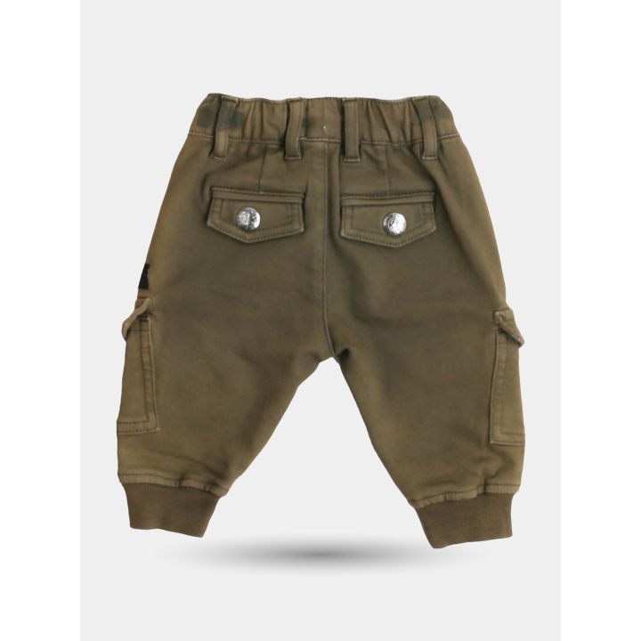 Retro dei pantaloni cargo verde oliva con due tasche a pattina e bottoni
