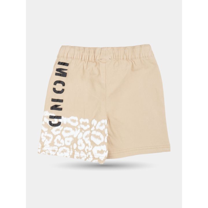 Retro dei pantaloncini marrone chiaro con scritta nera e fondo maculato