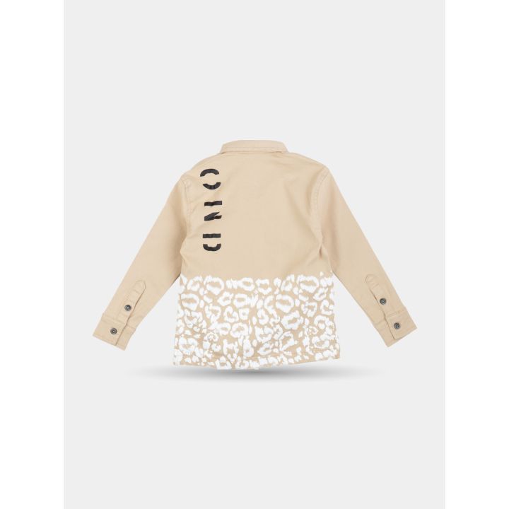 Retro della camicia marrone chiaro con scritta verticale e fondo maculato bianco