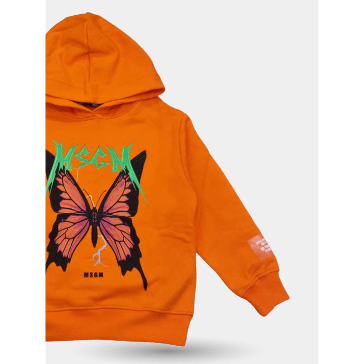 Felpa MSGM arancione di tre quarti con etichetta sulla manica