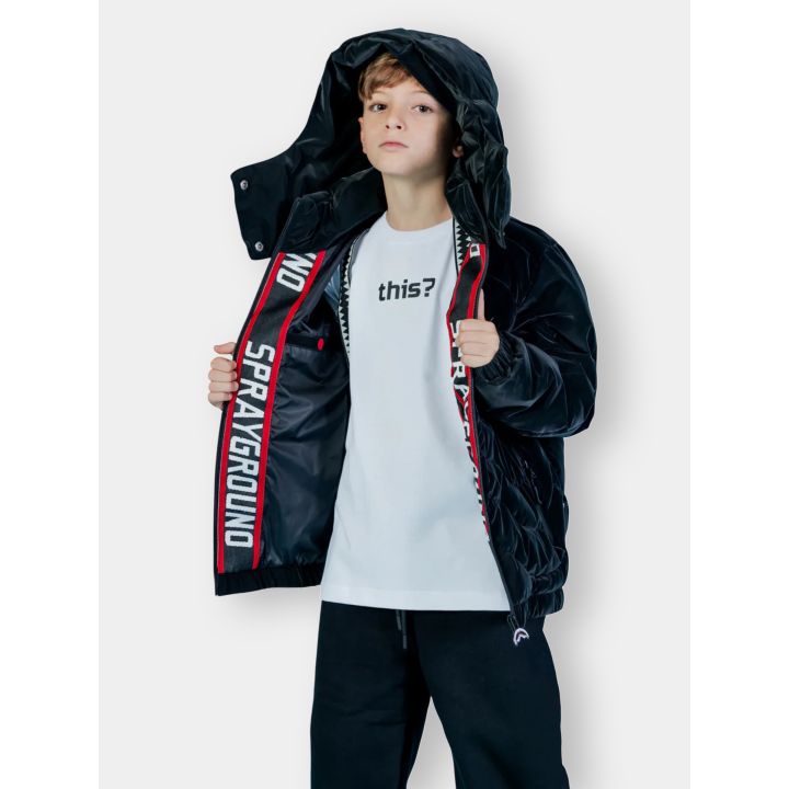 Giubbotto Sprayground nero indossato aperto con il cappuccio in testa