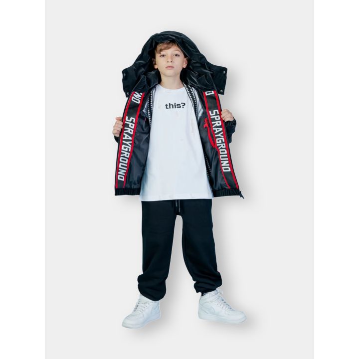 Giubbotto nero indossato aperto con nastro rosso e bianco Sprayground all'interno