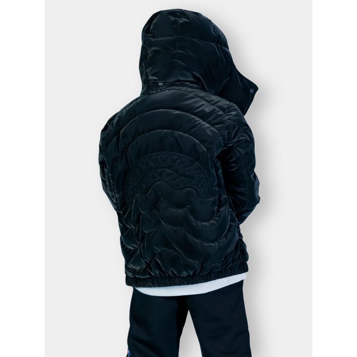 Giubbotto Sprayground nero indossato visto dal retro con cappuccio