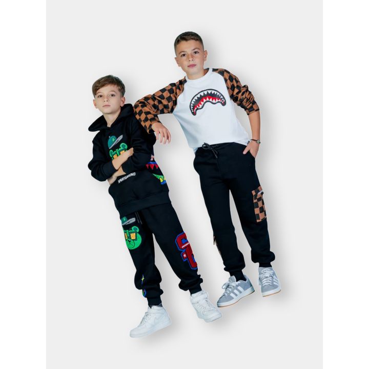 Due ragazzi, uno con la maglia a scacchi e uno con una felpa Sprayground nera