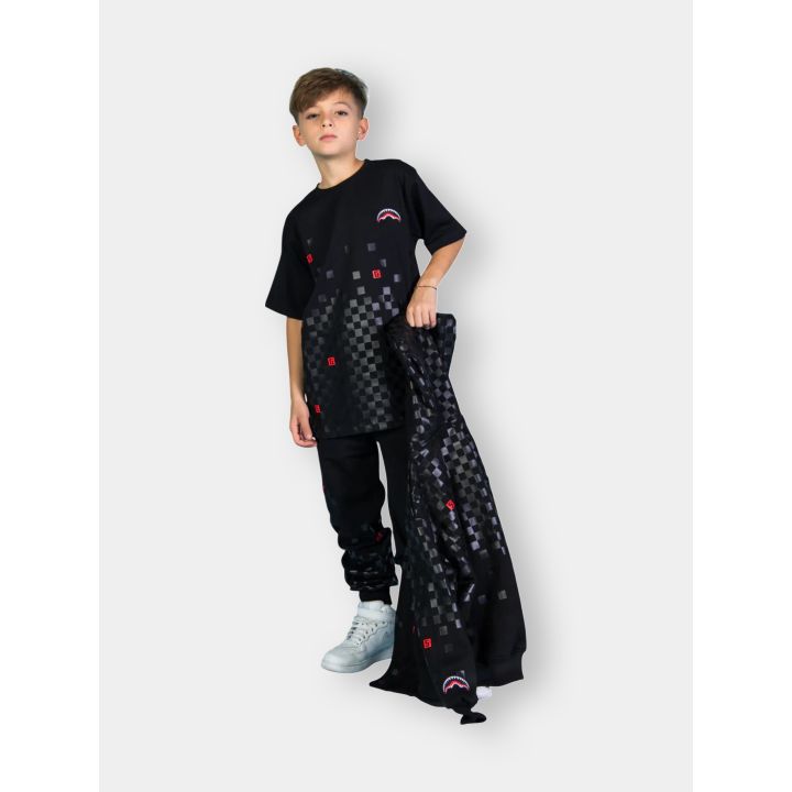 T-shirt nera Pixel Checkered indossata con una felpa a scacchi in mano