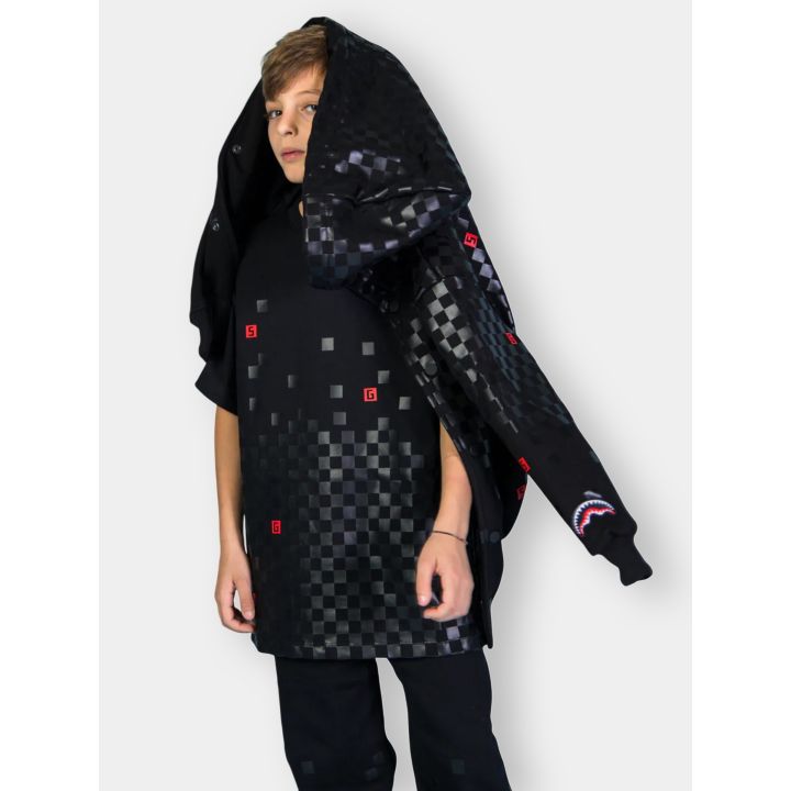 T-shirt Sprayground nera indossata con la felpa a scacchi sulla testa
