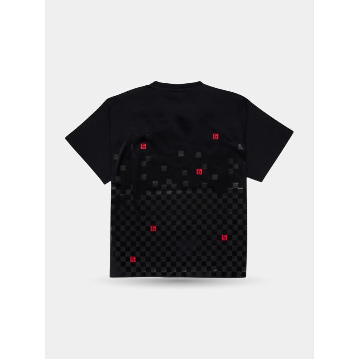 Retro della t-shirt nera con scacchi in pixel e quadretti rossi
