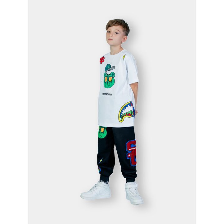 T-shirt bianca Money Bear indossata vista di lato con pantaloni neri
