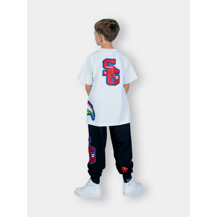 T-shirt Sprayground bianca indossata vista dal retro con lettere SG