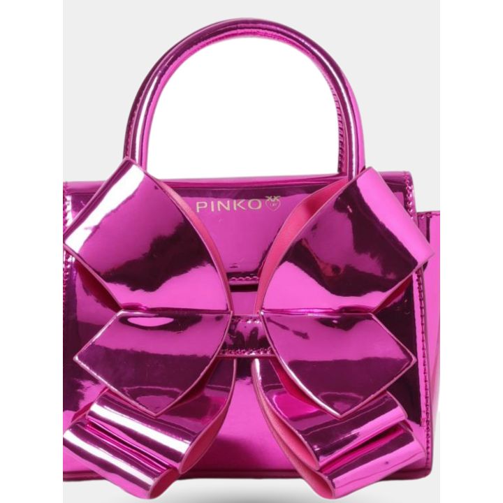 Dettaglio del fiocco a specchio e del logo Pinko sulla borsa fucsia