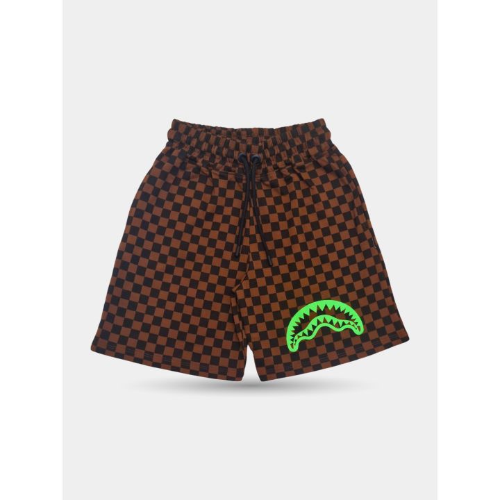 Pantaloncini Sprayground a scacchi marroni vista frontale con squalo verde fluo